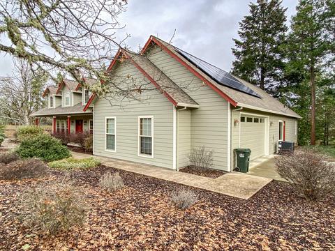 3993 Rogue River Dr, Eagle Point, OR 97524 photo 2