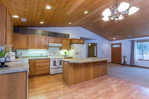 54641 Husky Ln, Bend, OR 97707 photo 2