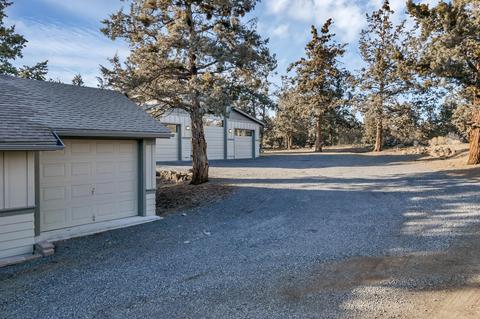 63579 Dickens Ct, Bend, OR 97701 photo 38
