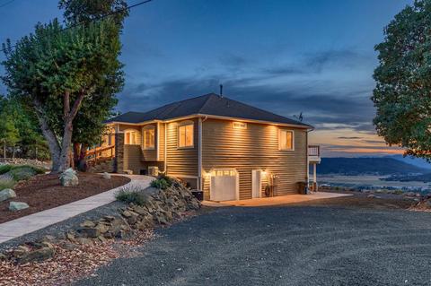 390 Mt Castle Dr, Eagle Point, OR 97524 photo 2