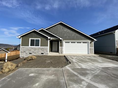 726 Onyx St, Eagle Point, OR 97524 photo 1