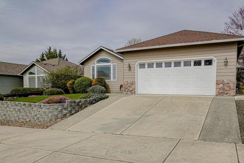 950 Crystal Dr, Eagle Point, OR 97524 photo 2