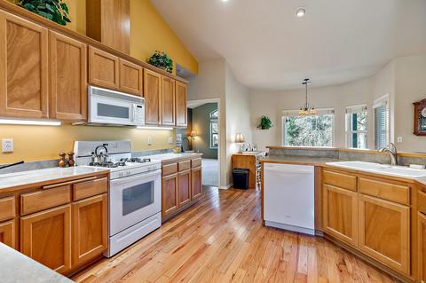 1254 Devonshire Way, Grants Pass, OR 97526 photo 5