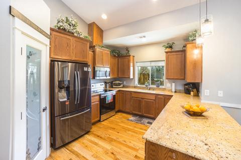6832 Table Rock Rd, Central Point, OR 97502 photo 5