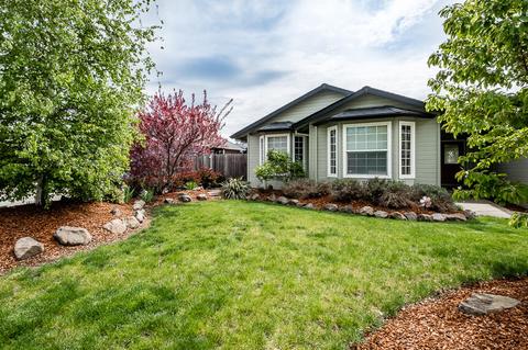 561 Crystal Dr, Eagle Point, OR 97524 photo 1