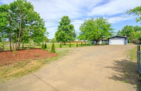 211 Sierra Dr, Eagle Point, OR 97524 photo 2
