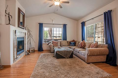 871 E Cascade Ave, Sisters, OR 97759 photo 4