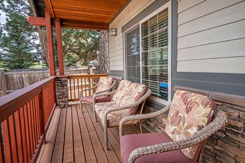 871 E Cascade Ave, Sisters, OR 97759 photo 2