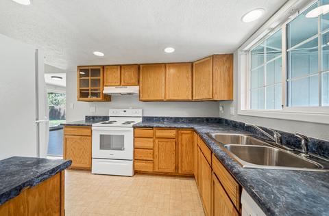 534 E Archwood Dr, Eagle Point, OR 97524 photo 9