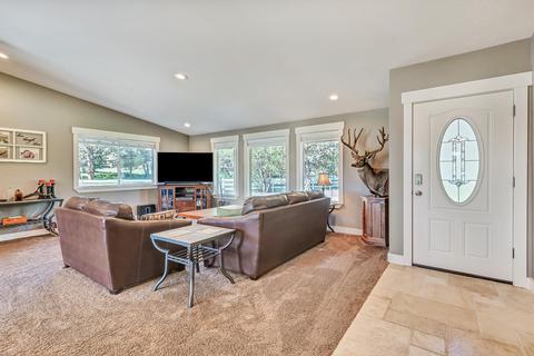 20975 Hicrest Pl, Bend, OR 97703 photo 3