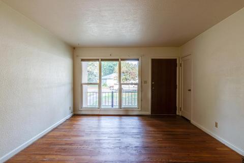 688 NE 9th St, Bend, OR 97701 photo 2