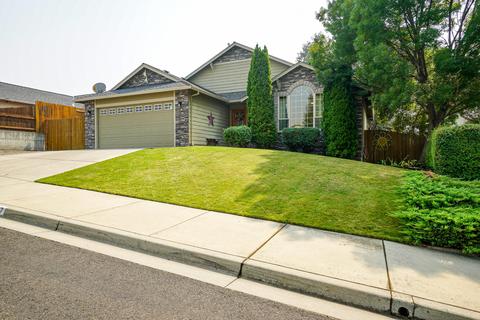 1097 Highlands Dr, Eagle Point, OR 97524 photo 2