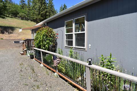 230 Leafwood Dr, Eagle Point, OR 97524 photo 1