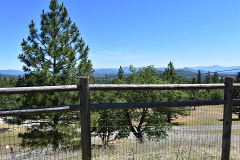 230 Leafwood Dr, Eagle Point, OR 97524 photo 2