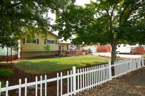 70 Sierra Dr, Eagle Point, OR 97524 photo 2