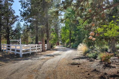 67289 Trout Ln, Bend, OR 97703 photo 3