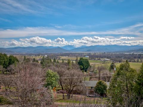 820 Mesa Dr, Eagle Point, OR 97524 photo 2