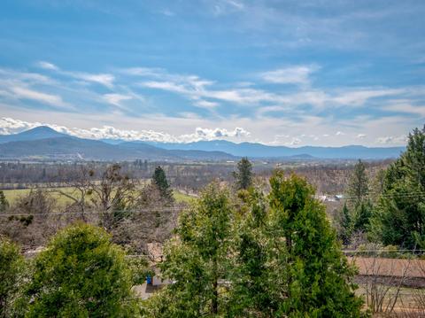 820 Mesa Dr, Eagle Point, OR 97524 photo 3