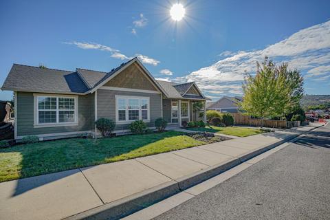 663 Sheffield Dr, Eagle Point, OR 97524 photo 2
