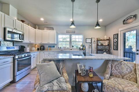 1080 Lexington Dr, Eagle Point, OR 97524 photo 1