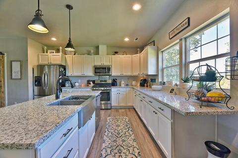 1080 Lexington Dr, Eagle Point, OR 97524 photo 3