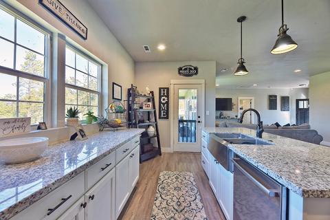 1080 Lexington Dr, Eagle Point, OR 97524 photo 5