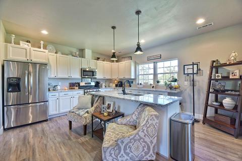 1080 Lexington Dr, Eagle Point, OR 97524 photo 2