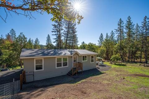 2417 Crowfoot Rd, Eagle Point, OR 97524 photo 1