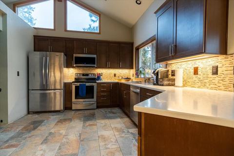 596 NE Brush Ct, Bend, OR 97701 photo 8
