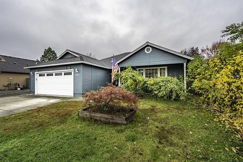 889 Win Way, Eagle Point, OR 97524 photo 2