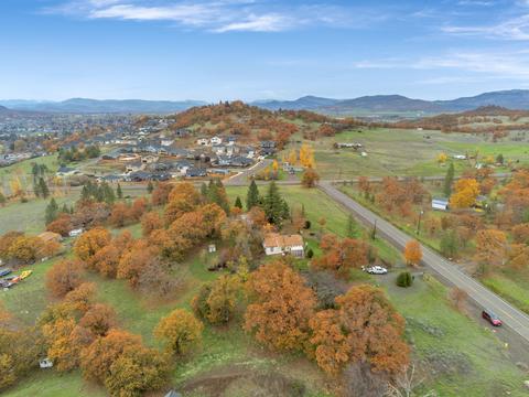 300 Riley Rd, Eagle Point, OR 97524 photo 3