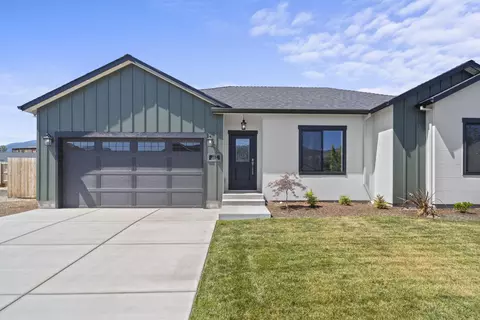 227 St Ives Dr, Talent, OR 97540