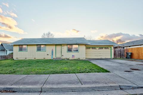 253 Tracy Ave, Eagle Point, OR 97524 photo 1