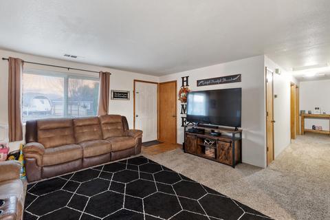 253 Tracy Ave, Eagle Point, OR 97524 photo 3
