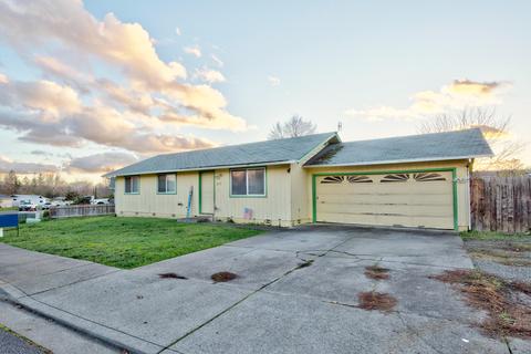 253 Tracy Ave, Eagle Point, OR 97524 photo 2