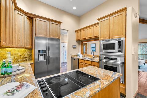 563 NE Soaring Ct, Bend, OR 97701 photo 8