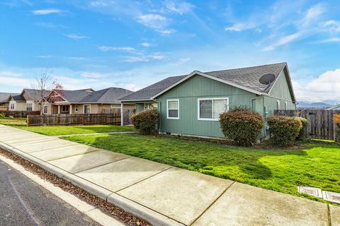 560 Barton Rd, Eagle Point, OR 97524 photo 4