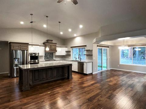 1422 Wetherbee Dr, Grants Pass, OR 97527 photo 2