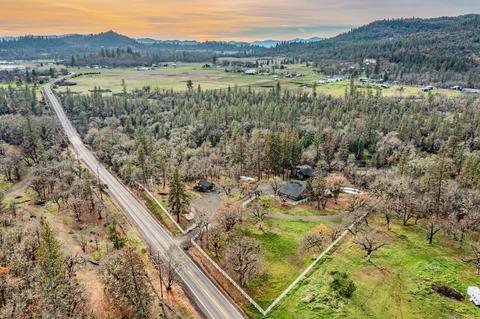 2707 Rogue River Dr, Eagle Point, OR 97524 photo 3