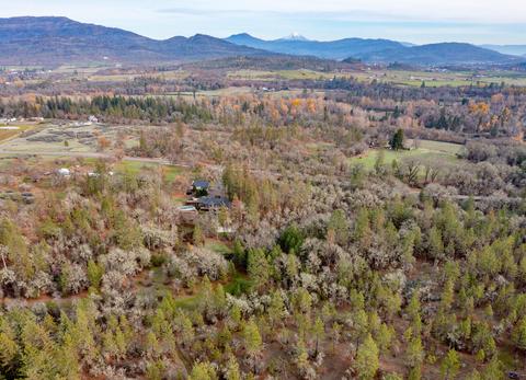 2707 Rogue River Dr, Eagle Point, OR 97524 photo 4
