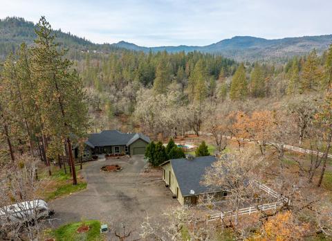 2707 Rogue River Dr, Eagle Point, OR 97524 photo 1