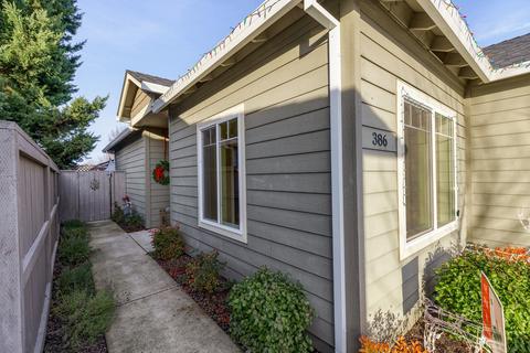386 Live Oak Loop, Central Point, OR 97502 photo 5
