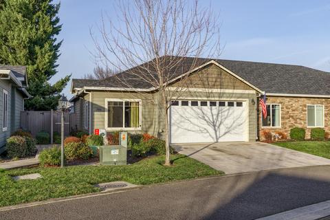 386 Live Oak Loop, Central Point, OR 97502 photo 2