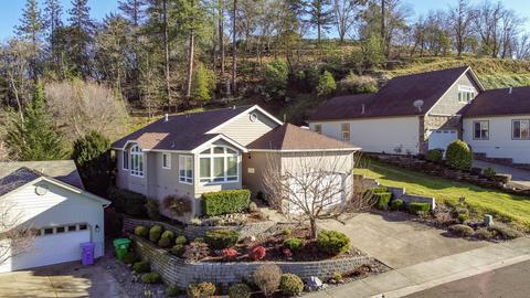 295 SE Independence Dr, Grants Pass, OR 97527 photo 1