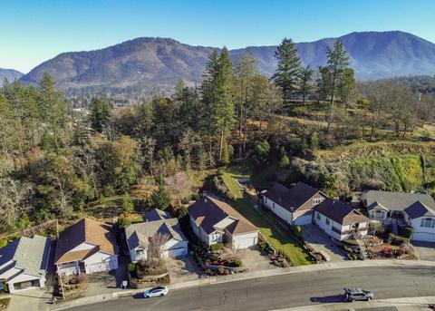295 SE Independence Dr, Grants Pass, OR 97527 photo 2