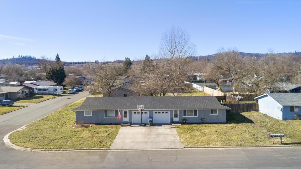 133137 Tracy Ave, Eagle Point, OR 97524 28 Photos MLS 220138999
