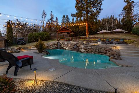 36 Greenmoor Dr, Eagle Point, OR 97524 photo 3