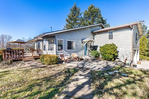 697 E Intervale Rd, Grants Pass, OR 97527 photo 1