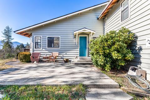 697 E Intervale Rd, Grants Pass, OR 97527 photo 3