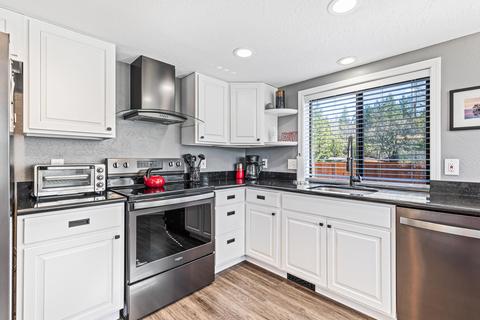 697 E Intervale Rd, Grants Pass, OR 97527 photo 16